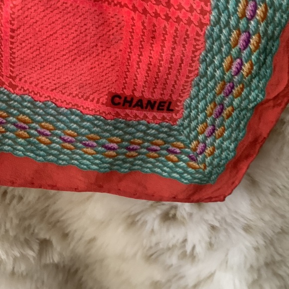Authentic Chanel scarf, 31” x 31”. Excellent shape - Picture 2 of 7